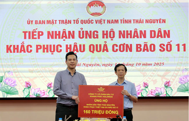 Ông Nguyễn Nhật Anh - TGĐ Khang Phát Holdings chia sẻ khó khăn cùng với dân nhân Thái Nguyên.