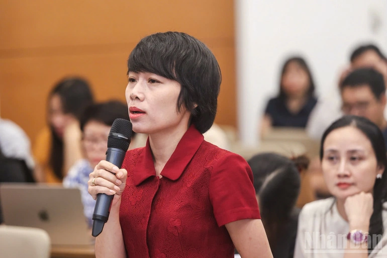 Phóng viên đặt câu hỏi tại họp báo. (Ảnh: DUY LINH)