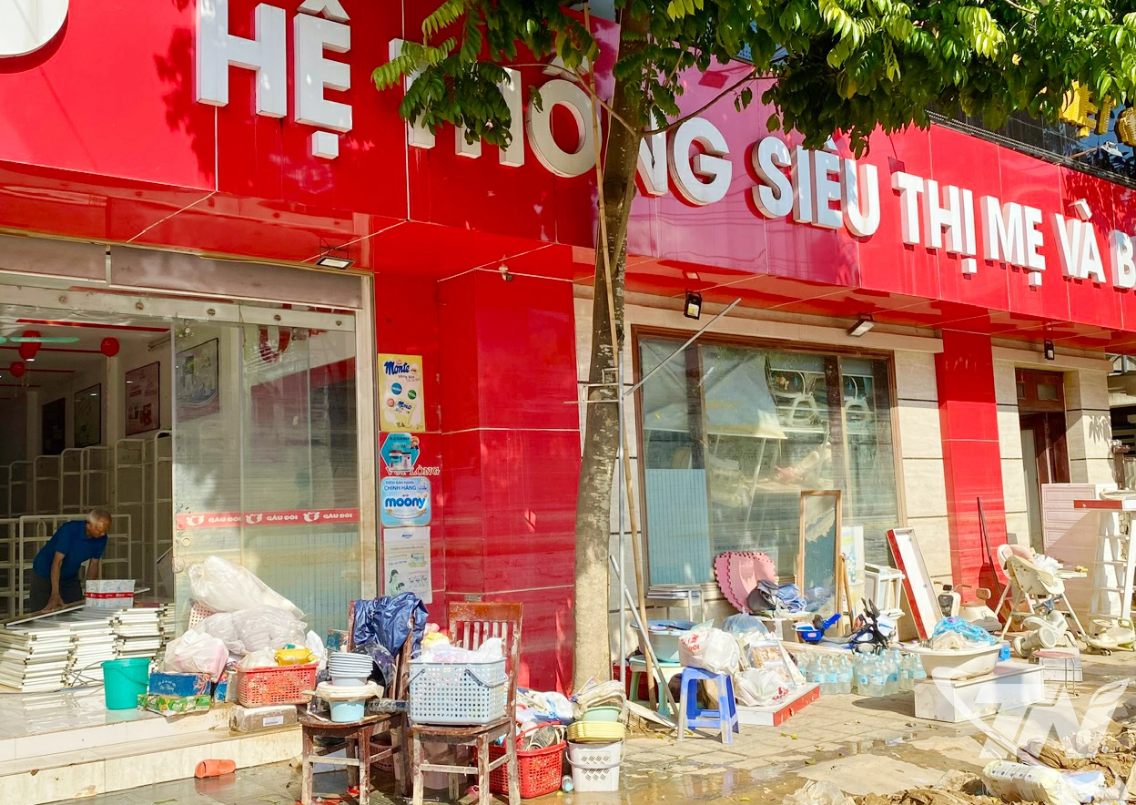 Các doanh nghiệp đều đang gồng mình thu dọn, sửa chữa đồ đạc hỏng sau bão để sớm ổn định hoạt động sản xuất, kinh doanh.