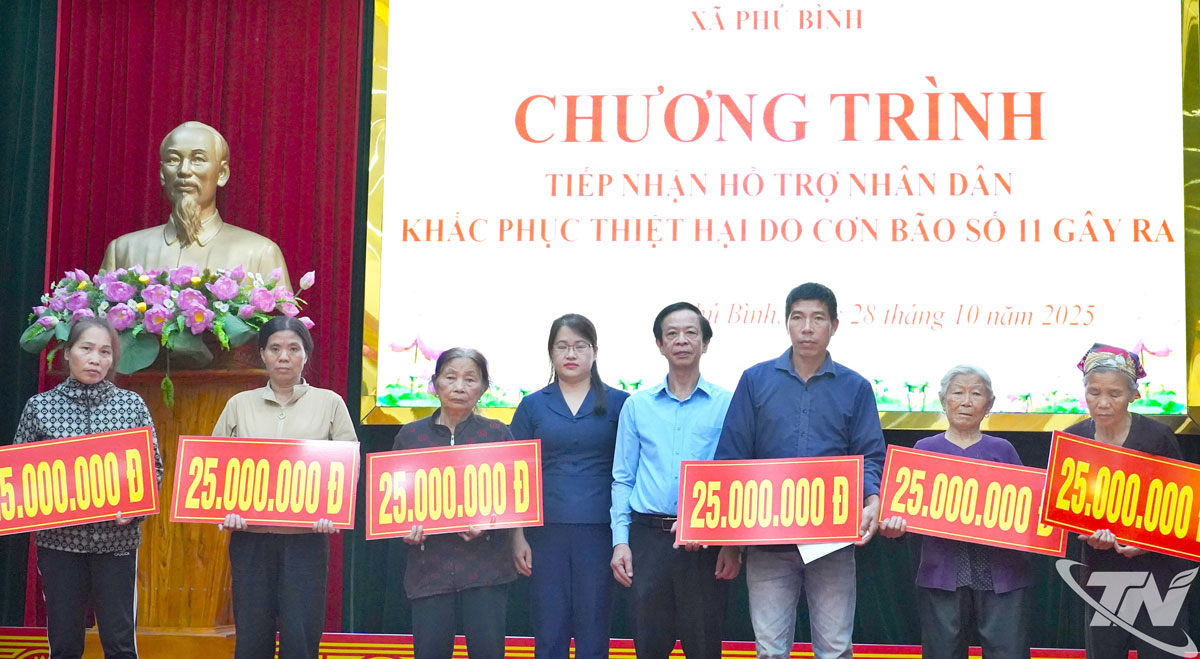 12 hộ dân được nhận hỗ trợ từ Quỹ cứu trợ tỉnh với tổng kinh phí 470 triệu đồng để xây dựng, sửa chữa nhà ở