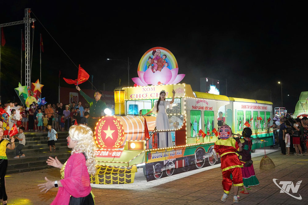 Mô hình đèn Trung thu Đoàn tàu hỏa của xóm Chợ Chu đạt giải Nhất Đêm hội.
