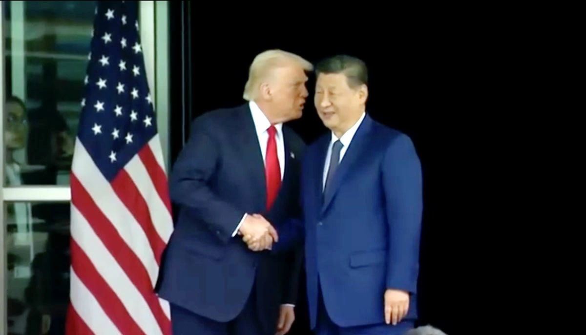 Hai nhà lãnh đạo bắt tay và trò chuyện sau khi cuộc gặp kết thúc