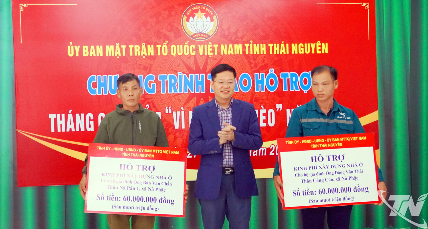 Đồng chí Đinh Quang Tuyên trao hỗ trợ xóa nhà tạm, nhà dột nát cho 2 hộ dân tại chương trình.