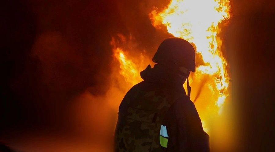 Lính cứu hỏa Ukraine dập lửa tại hiện trường một vụ tấn công của Nga ở Kirovohrad. Ảnh: DSNS