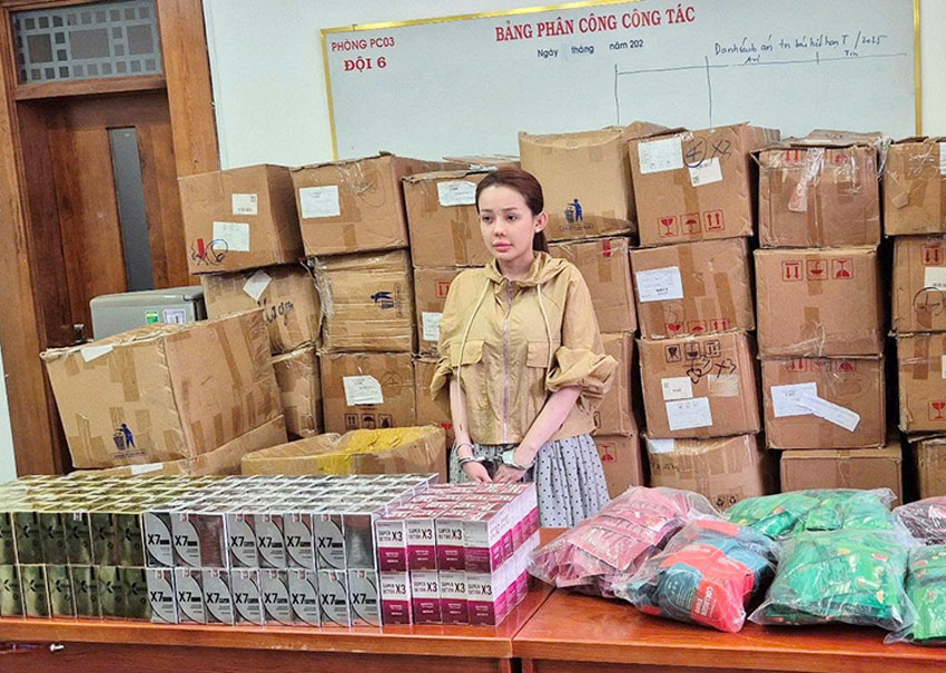 Hotgirl Ngân 98 và các sản phẩm vi phạm. Ảnh: CA