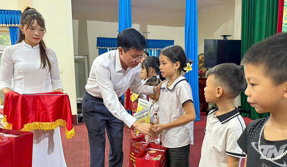 Tiết mục văn nghệ mang đậm không khí vui tươi, rộn ràng Tết Trung thu của các em học sinh xã Nghinh Tường.