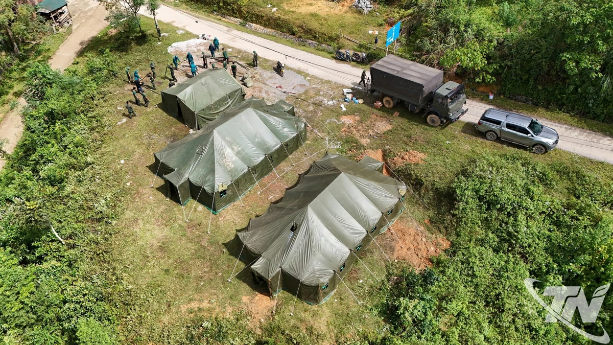 Những ngôi nhà bạt đã được dựng lên ở vị trí an toàn đảm bảo cho người dân sinh sống trong thời gian chờ nước rút.