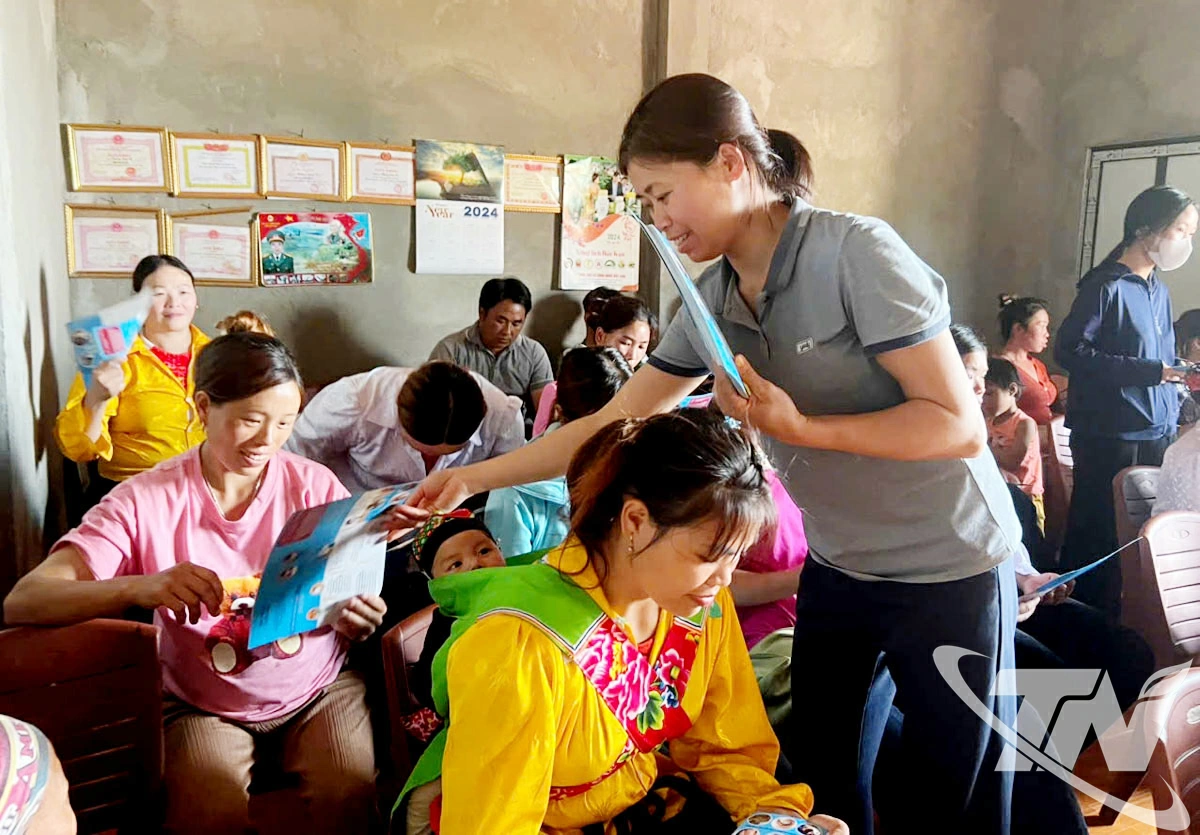 Phát tờ rơi, tư vấn pháp luật về Luật Hôn nhân và Gia đình, chính sách dân số tại xã Xuân La, huyện Pác Nặm (cũ) nay là xã Nghiên Loan.