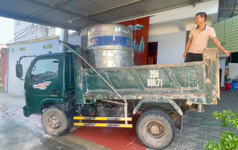 Anh Nhâm Quốc Khánh, (tổ 72, phường Phan Đình Phùng, tỉnh Thái Nguyên) đang bơm nước lên téc trở đến các hộ dân đang cần nước sinh hoạt.