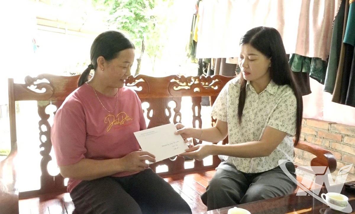 Lãnh đạo xã Ngân Sơn trao tiền hỗ trợ cho hộ dân khó khăn bị ảnh hưởng nặng nề sau bão số 11. 