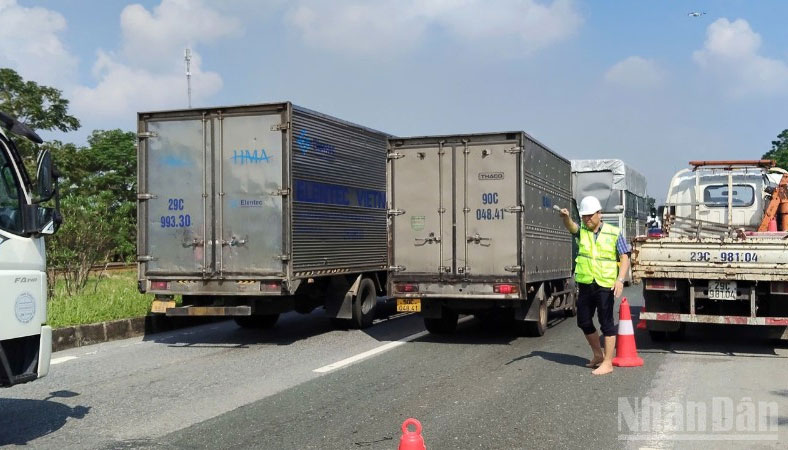 Lực lượng chức năng tích cực phân luồng tại vị trí còn ngập sâu trên cao tốc Hà Nội-Thái Nguyên.