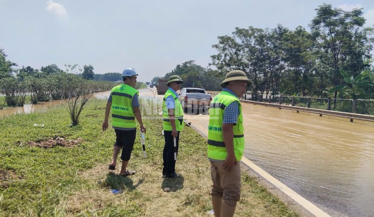 Chỉ những phương tiện có gầm máy cao mới được phép lưu thông qua điểm ngập đoạn km29 trên tuyến cao tốc Hà Nội-Thái Nguyên.