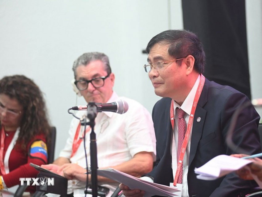 Phó Trưởng Ban Tuyên giáo và Dân vận Trung ương Phan Xuân Thủy trình bày tham luận tại Hội thảo chuyên đề “Lý luận cách mạng đối mặt với các thách thức và chủ nghĩa phátxít mới”. (Ảnh: TTXVN)