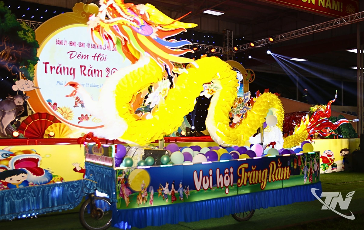 Phần rước các mô hình thu hút sự cổ vũ của các em thiếu nhi và khán giả.