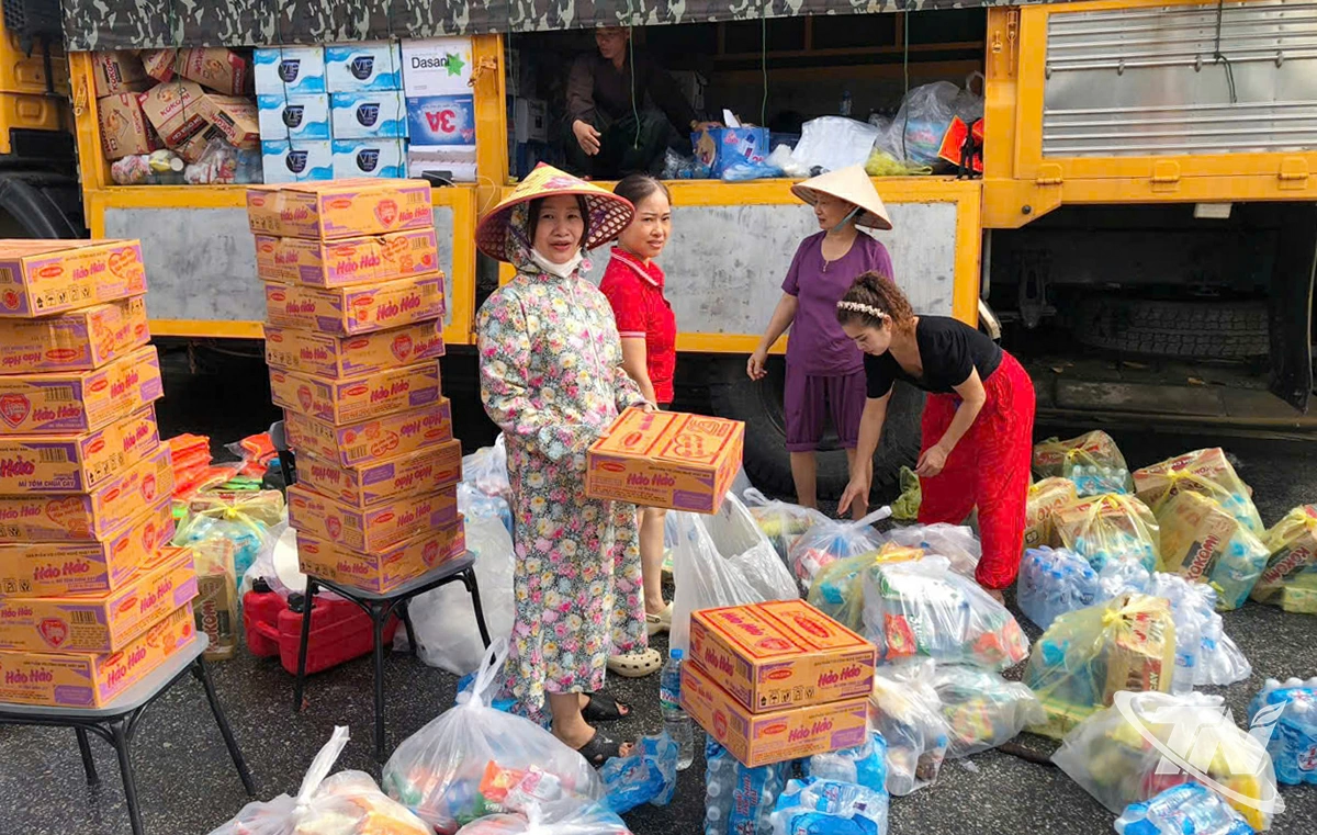 Phụ nữ Chi hội
75 phường
Phan Đình
Phùng kêu gọi
ủng hộ, quyên
góp được
nhiều nhu yếu
phẩm gửi tới
vùng ngập lụt.