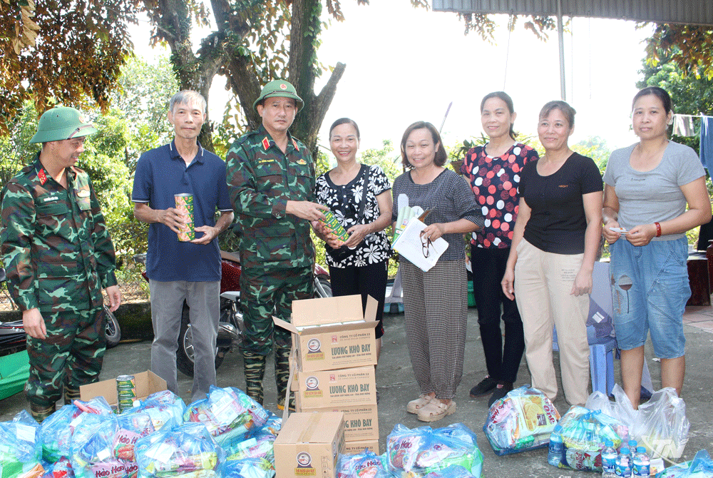 Thiếu tướng La Công Phương, Bí thư Đảng ủy, Chính ủy Quân khu 1 trao lương khô, thịt hộp cho người dân tổ dân phố Trung thành 12, phường Tích Lương, tỉnh Thái Nguyên.