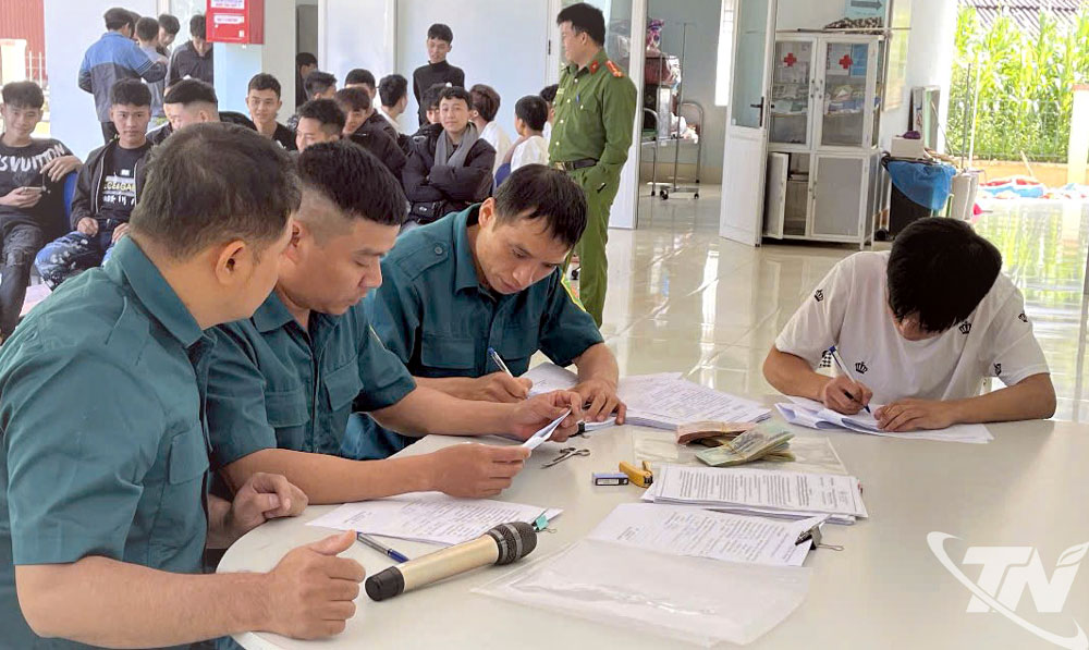 Hội đồng khám sức khỏe NVQS xã Bằng Thành tổ chức khám sơ tuyển sức khỏe NVQS cho thanh niên địa phương