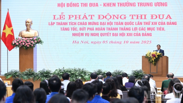 Quang cảnh Lễ phát động thi đua lập thành tích chào mừng Đại hội lần thứ XIV của Đảng. (Ảnh: TRẦN HẢI)