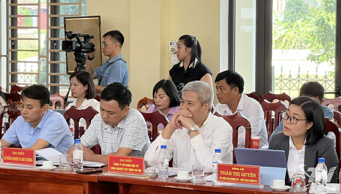 Đại diện doanh nghiệp lắng nghe những ý kiến phản ánh của người dân liên quan đến dự án của mình trên địa bàn.