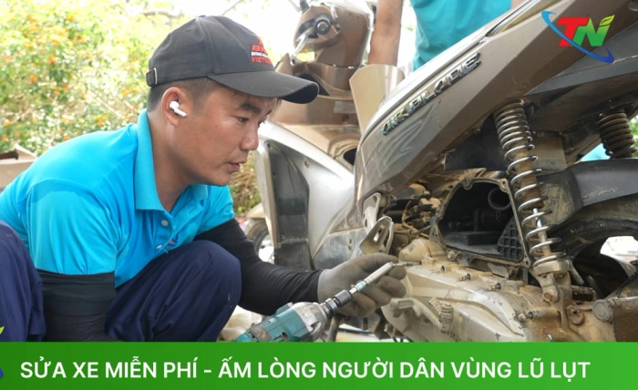 Sửa xe miễn phí - ấm lòng người dân vùng lũ lụt