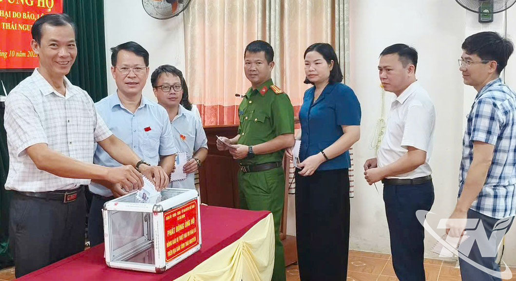 Cán bộ, nhân dân xã Cao Minh tham gia quyên góp ủng hộ người dân bị ảnh hưởng do cơn bão số 11.