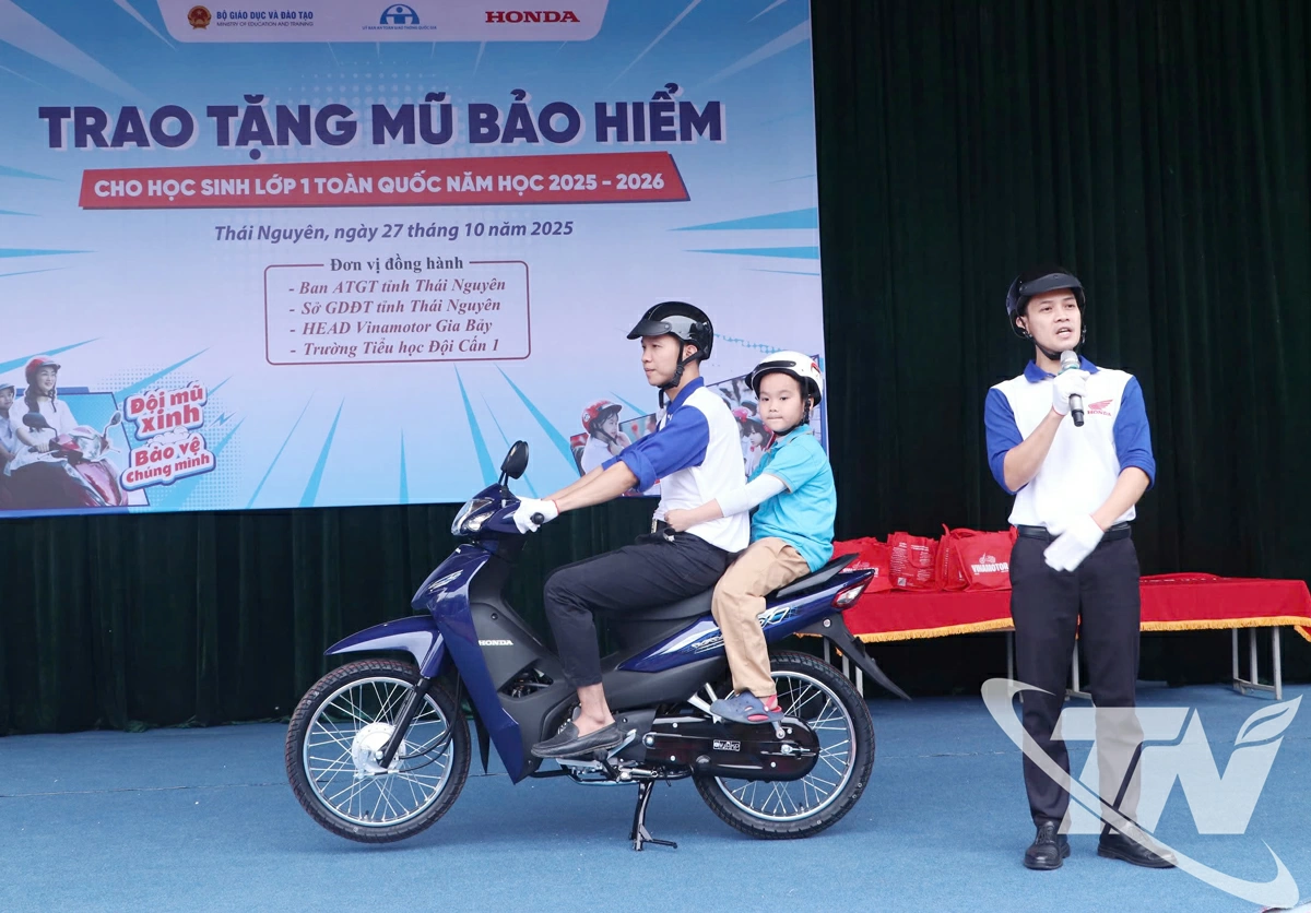 Học sinh được hướng dẫn ngồi sau xe đảm bảo an toàn trong quá trình tham gia giao thông.