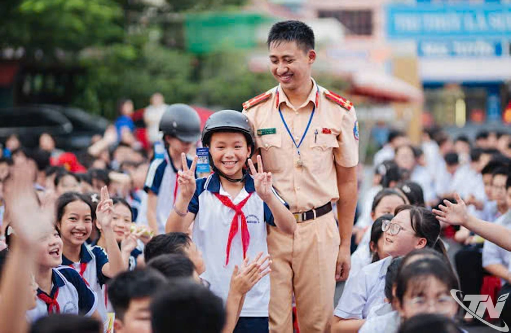 Tại các chương trình tuyên truyền, cán bộ Phòng CSGT Công an tỉnh đều tổ chức nhiều phần thi kiến thức về Luật ATGT, phần thưởng dành cho các câu trả lời đúng các em học sinh được nhận mũ bảo hiểm đạt quy chuẩn.