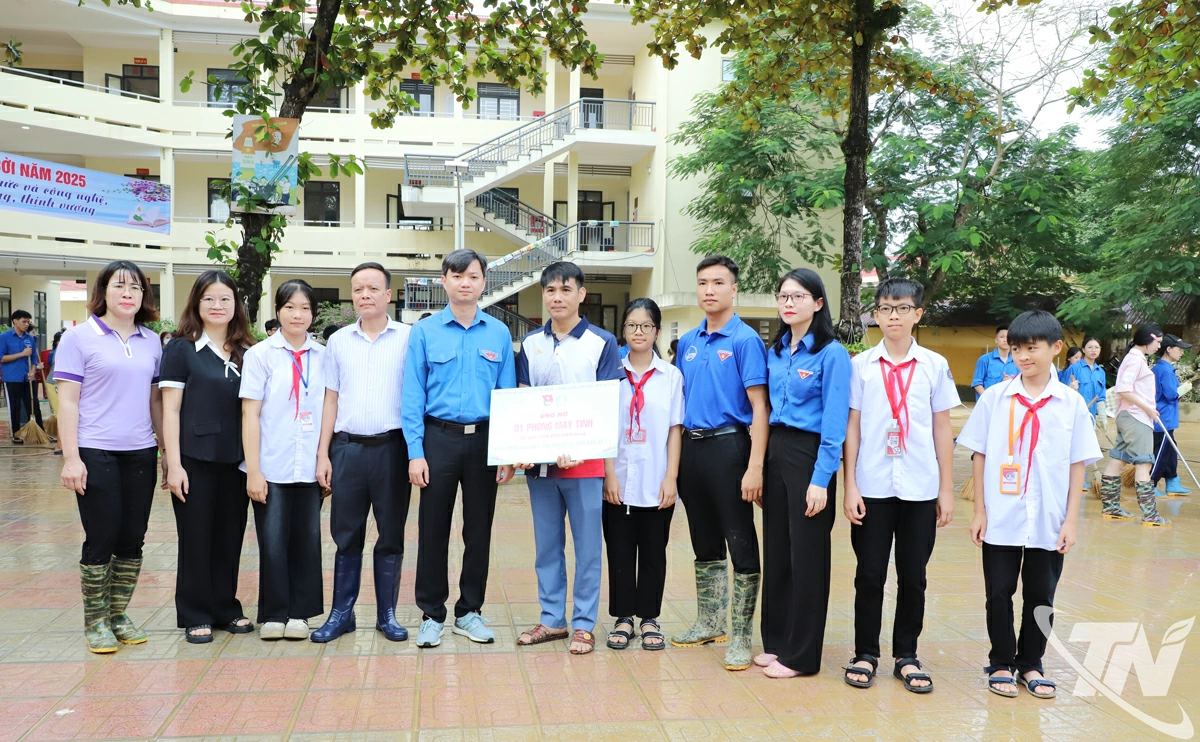Đoàn công tác tặng Trường THCS Chùa Hang I phòng máy tính trị giá 100 triệu đồng.