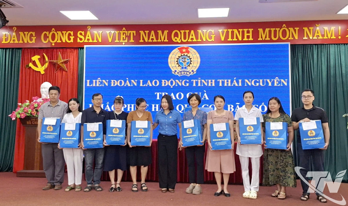 Đồng chí Đỗ Thị Hiền, Phó Chủ tịch Ủy ban MTTQ, Chủ tịch LĐLĐ tỉnh tặng quà người lao động CDC Thái Nguyên.