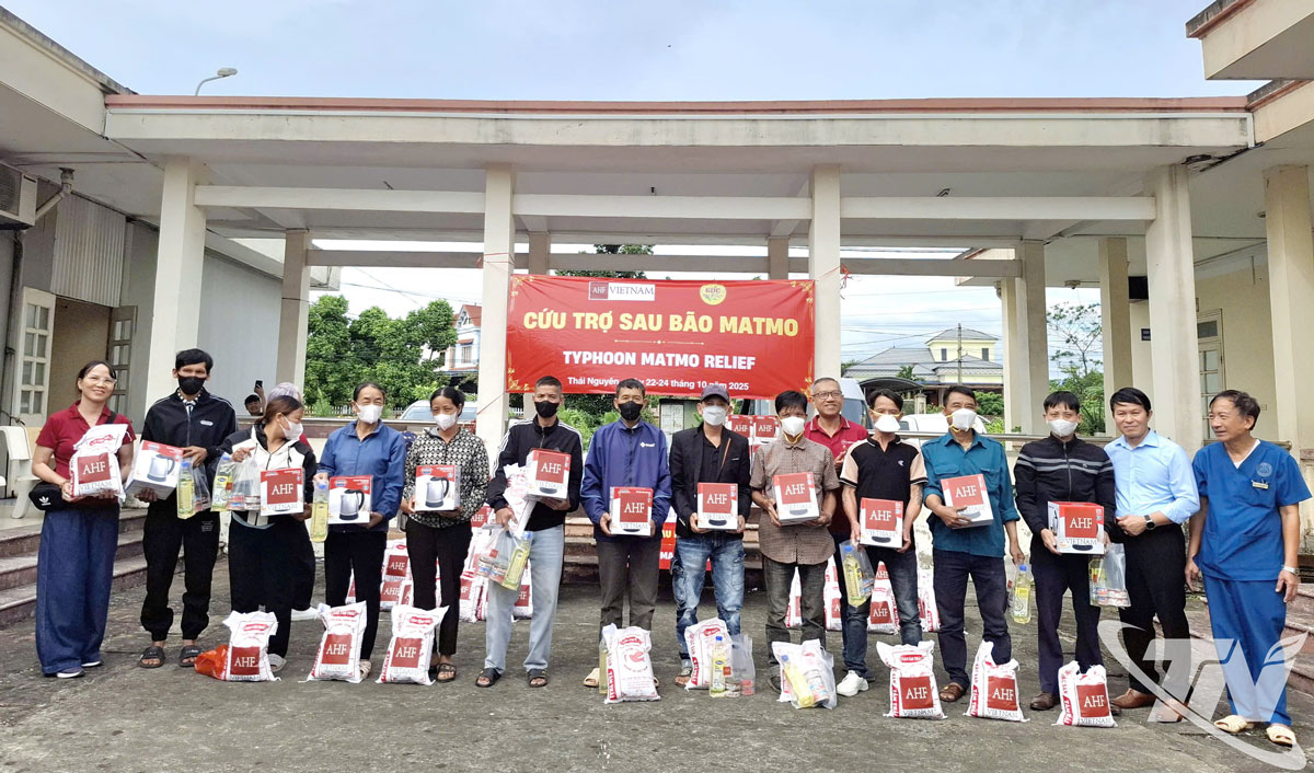 Trưởng đại diện Quỹ Chăm sóc sức khỏe AIDS Hoa Kỳ tại Việt Nam (thứ nhất bên trái) cùng lãnh đạo CDC Thái Nguyên trao quà tặng bệnh nhân tại Trung tâm Y tế Phổ Yên.