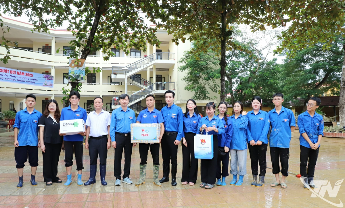 Tặng quà cho đội hình sinh viên tình nguyện của Trường Đại học Giáo dục (ĐHQG Hà Nội), hiện đang hỗ trợ nhà trường khắc phục hậu quả cơn bão số 11.