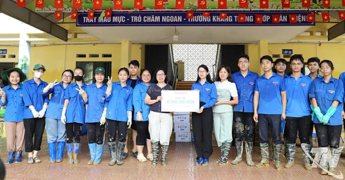 Báo Tiền Phong trao tặng 30 triệu đồng.