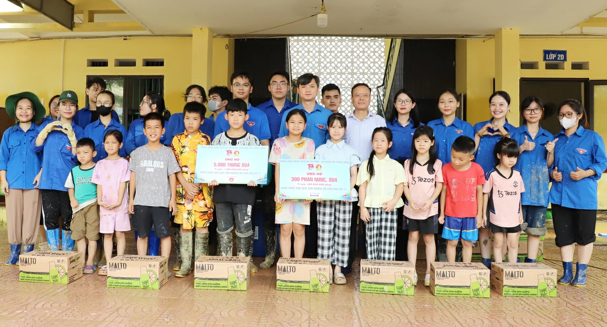 Trao 5.000 thùng sữa từ Công ty Lof Milk, cùng 300 suất sữa và nước uống từ Vinamilk cho các em thiếu nhi.