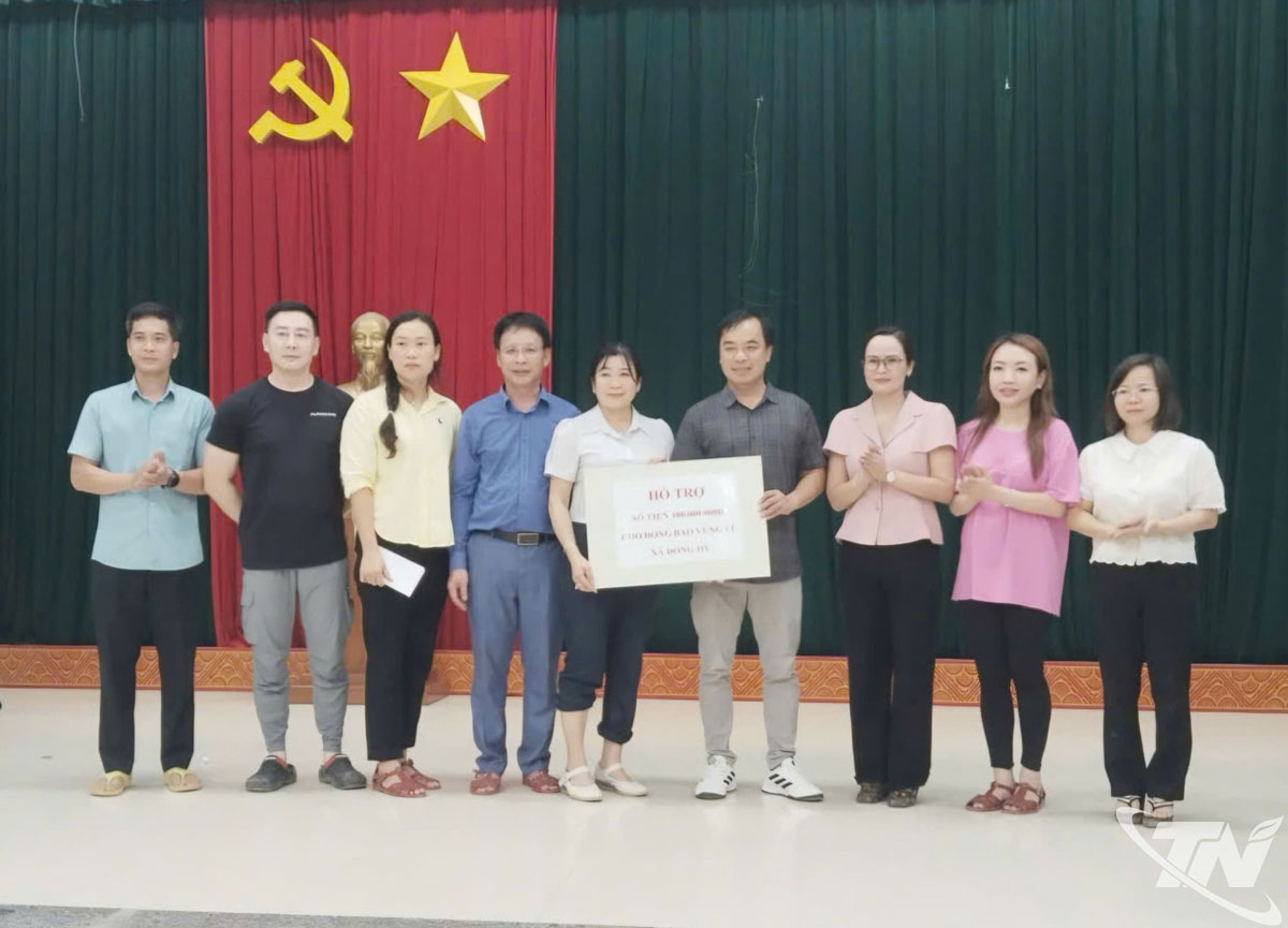 Đoàn Công tác Cục Bảo trợ xã hội, Bộ Y tế tặng quà các hộ dân bị ảnh hưởng nặng nề bởi cơn bão số 11 gây ra.