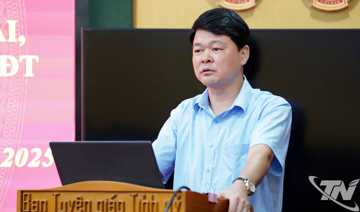 Nhà báo Nguyễn Ngọc Sơn, Phó Tổng biên tập Báo và Phát thanh, Truyền hình Thái Nguyên truyền đạt những vấn đề cơ bản nhất liên quan đến kỹ năng, nghiệp vụ viết tin bài