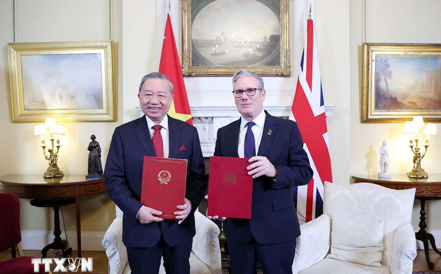 Thủ tướng Liên hiệp Vương quốc Anh và Bắc Ireland Keir Starmer và Tổng Bí thư Tô Lâm ra Tuyên bố chung về việc nâng cấp quan hệ Việt Nam - Anh lên Đối tác Chiến lược toàn diện - Ảnh: TTXVN