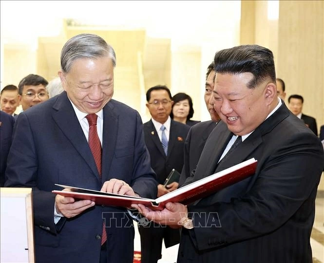 Sau khi kết thúc hội đàm, Tổng Bí thư Tô Lâm trao tặng Tổng Bí thư, Chủ tịch Quốc vụ Triều Tiên Kim Jong Un cuốn sách ảnh Thắm tình hữu nghị Việt Nam - Triều Tiên.