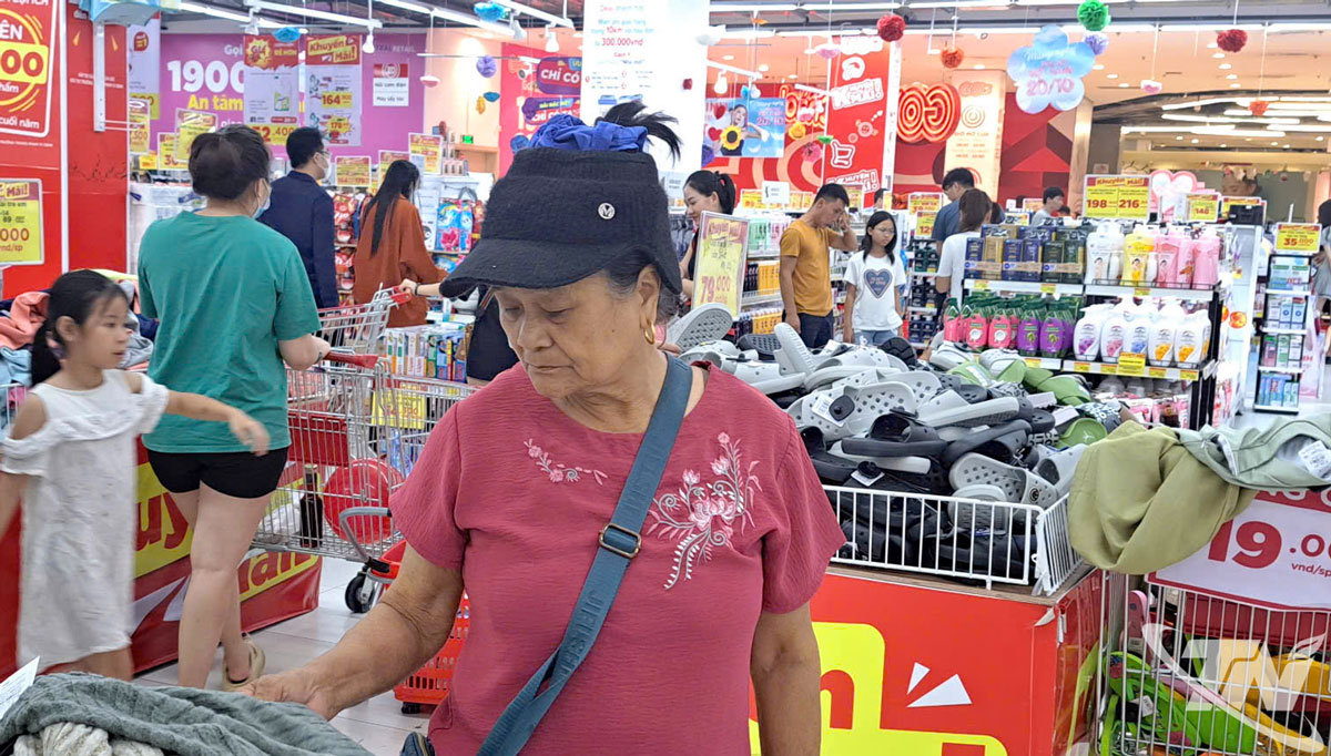 Các siêu thị, trung tâm thương mại đưa ra nhiều chương trình khuyến mại kích cầu tiêu dùng. Nhờ vậy thương mại dịch vụ duy trì đà tăng trưởng tốt.