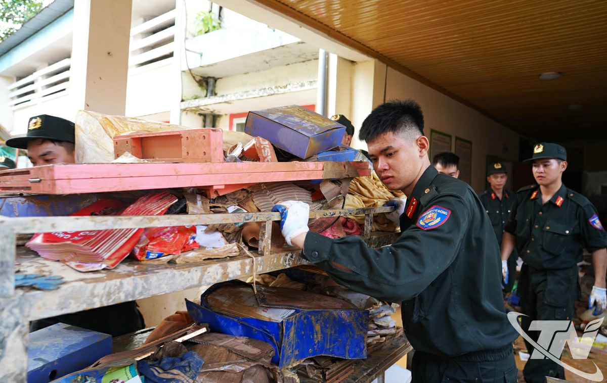 Chiến sĩ Trung đoàn Cảnh sát cơ động Thủ đô K02 hỗ trợ tại trường mầm non 19-5.