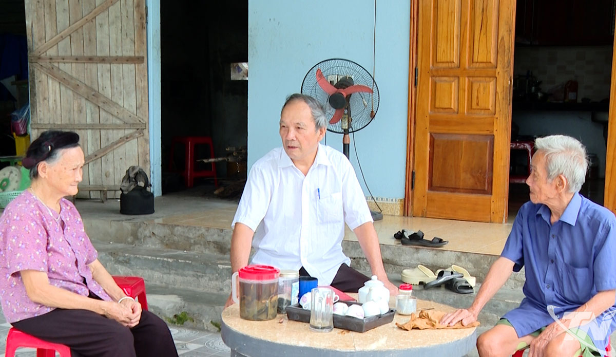 Ông Lê Văn Tiến (áo trắng ở giữa) - Người có uy tín xóm Tam Thái luôn có những cách dân vận hiệu quả