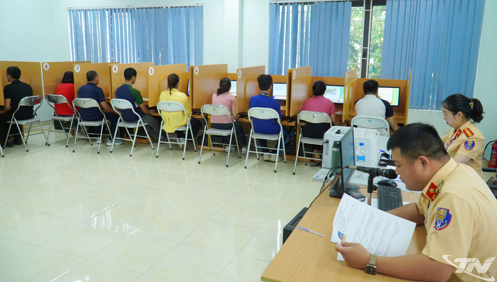 Các thí sinh tham gia phần thi sát hạch lý thuyết.