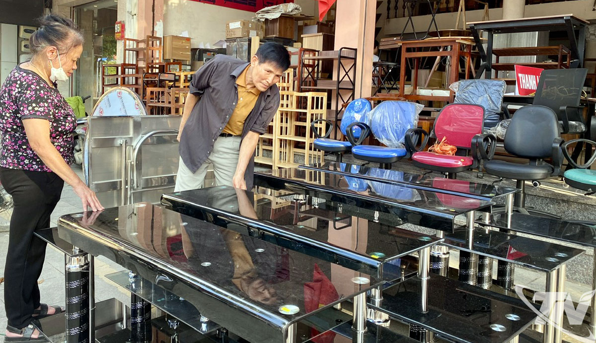 Mua đồ nội thất bằng các vật liệu không phải là gỗ đang được nhiều người lựa chọn.