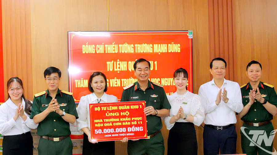 Bộ tư lệnh Quân khu 1 trao tặng Trường Tiểu học Nguyễn Huệ 50 triệu đồng hỗ trợ khắc phục hậu quả sau hoàn lưu bão số 11