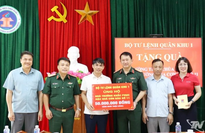Quân khu 1 hỗ trợ các trường học ở Thái Nguyên 700 triệu đồng