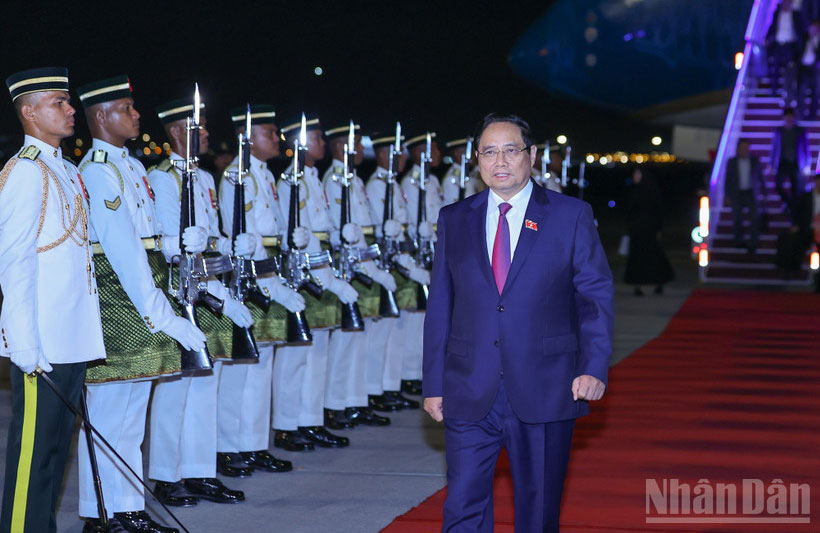 Thủ tướng Chính phủ Phạm Minh Chính cùng Đoàn đại biểu Việt Nam tới Thủ đô Kuala Lumpur, Malaysia, bắt đầu chuyến công tác tham dự Hội nghị Cấp cao ASEAN lần thứ 47 và các Hội nghị Cấp cao liên quan. (Ảnh: VGP/Nhật Bắc)
