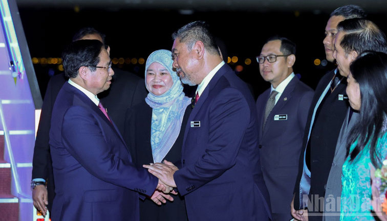 Đón Thủ tướng Phạm Minh Chính và Đoàn đại biểu Việt Nam tại sân bay quốc tế Kuala Lumpur có Bộ trưởng Giáo dục Malaysia Fadhlina Sidek; Đại sứ Malaysia tại Việt Nam Dato Tan Yang Thai; Cục trưởng Cục Lễ tân, Bộ Ngoại giao Malaysia; đại diện Văn phòng Thủ tướng. Ảnh: VGP/Nhật Bắc