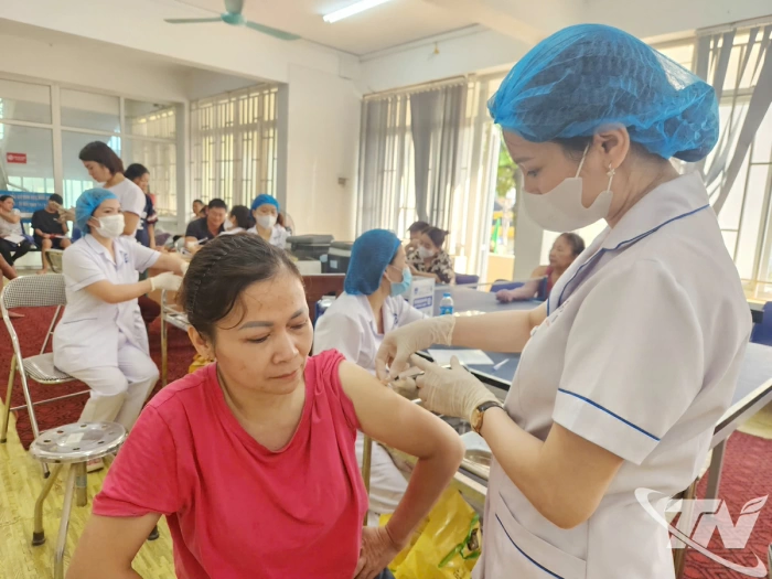 CDC Thái Nguyên: Tư vấn, tiêm vắc-xin uốn ván cho người dân