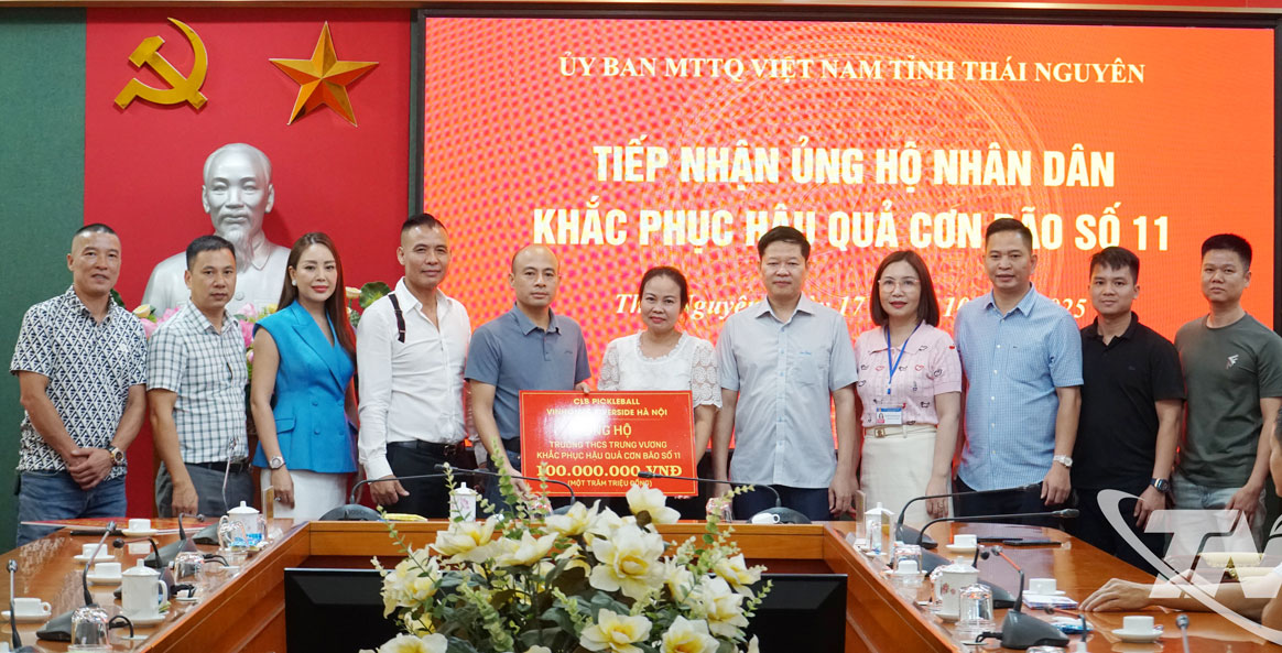 Đồng chí Đinh Quang Tuyên, Phó Bí thư Tỉnh ủy, Chủ tịch Ủy ban MTTQ tỉnh Thái Nguyên, tiếp nhận ủng hộ của các đoàn.