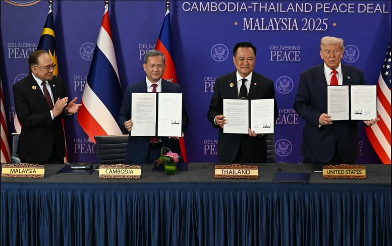 Thủ tướng Thái Lan Anutin Charnvirakul và Thủ tướng Campuchia Samdech Thipadei Hun Manet ký kết tuyên bố chung về thỏa thuận hòa bình bên lề Hội nghị Cấp cao ASEAN lần thứ 47 tại Kuala Lumpur, có sự chứng kiến của Thủ tướng Malaysia Anwar Ibrahim, với tư cách là Chủ tịch ASEAN và Tổng thống Mỹ Donald Trump.