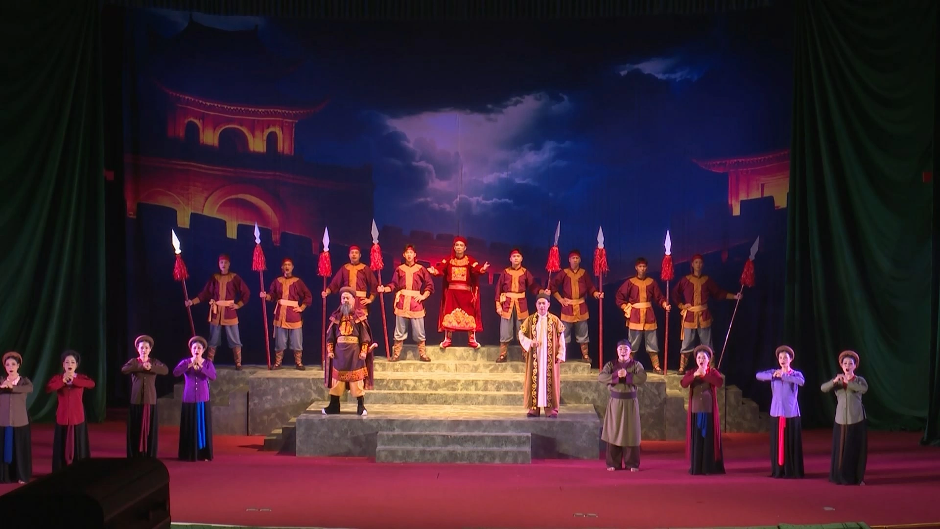 최근타이응우옌성문화·체육·관광국은 ‘쩨오’라는베트남전통극 ‘남월제- 영원의봄’ 시사회를개최했습니다. 